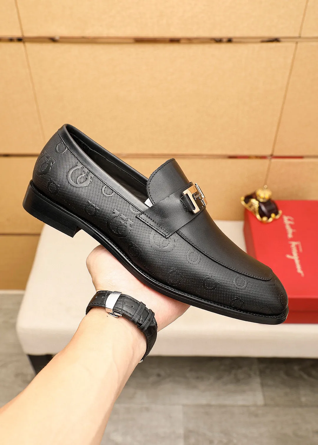 Men's shoes💰460💰 Product trademark: Ferragamo "Ferragamo" casual leather shoes Regular size: 38-44 (45🉑️customized) Product materials: Selected imported first-layer calfskin upper + luxury hardware buckle, imported water-dyed cow leather lining. Strong three-dimensional visual effect, original outsole color: 1⃣️color optional